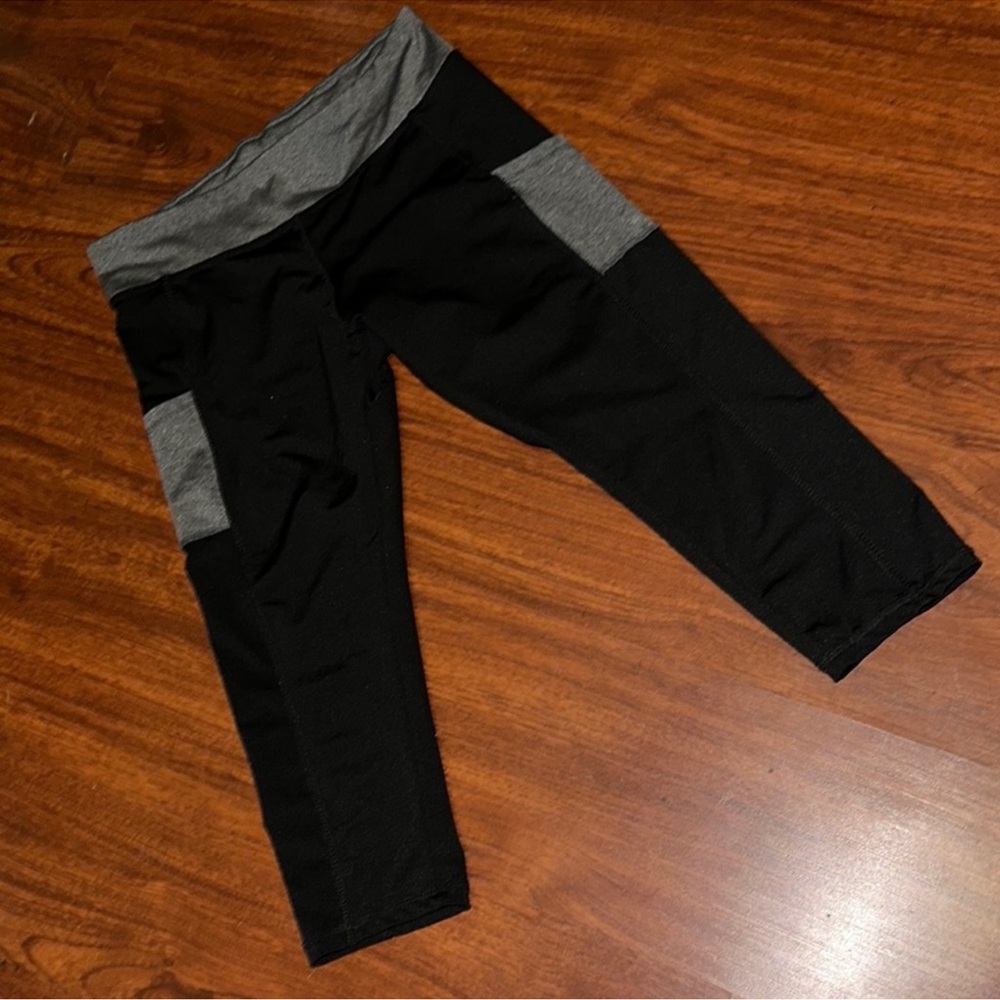 Coco Limon Stylish woman’s  Black and Gray capris with leg pockets  size Medium